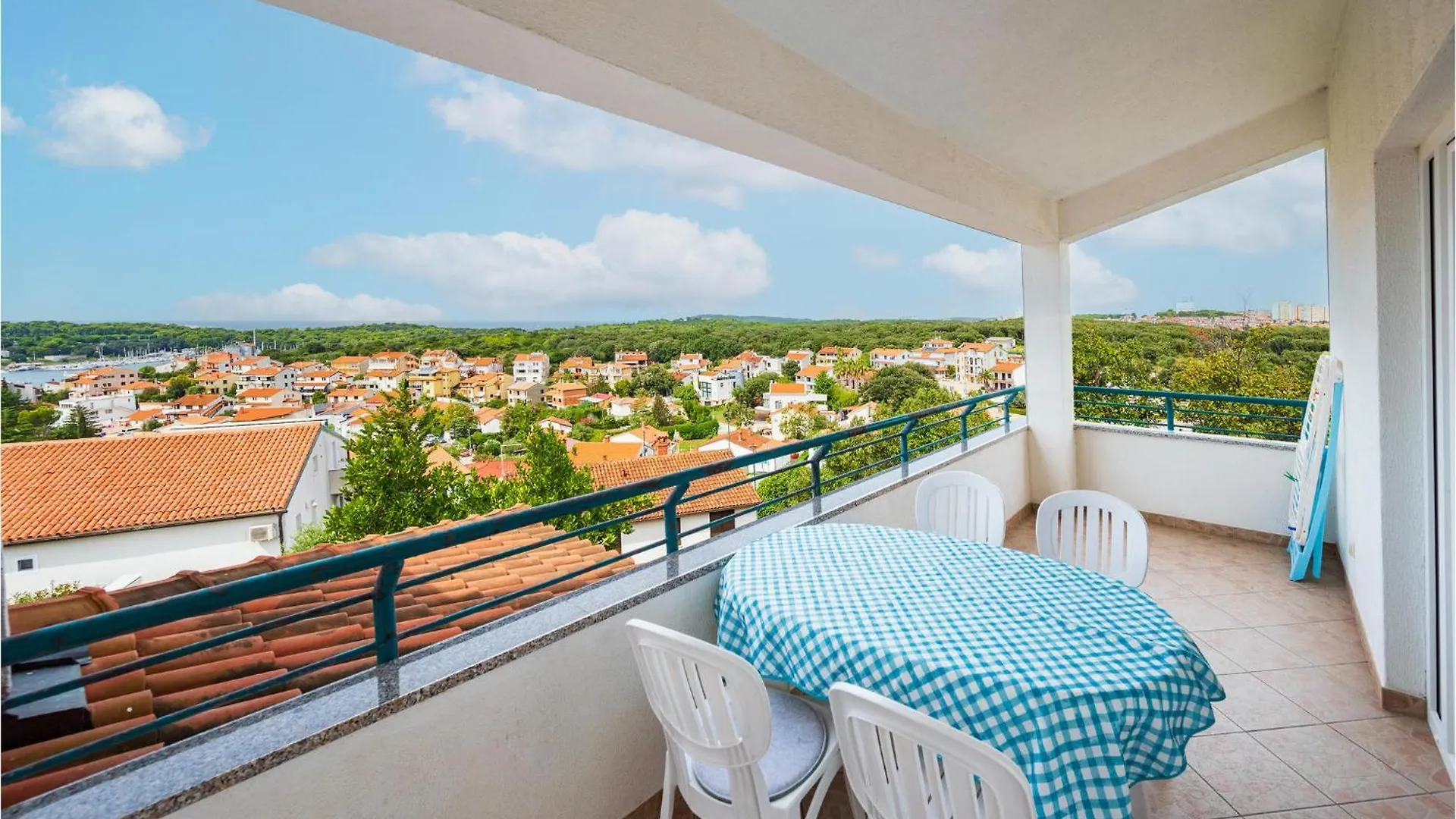 2 Bedroom Lovely Apartment In PUY