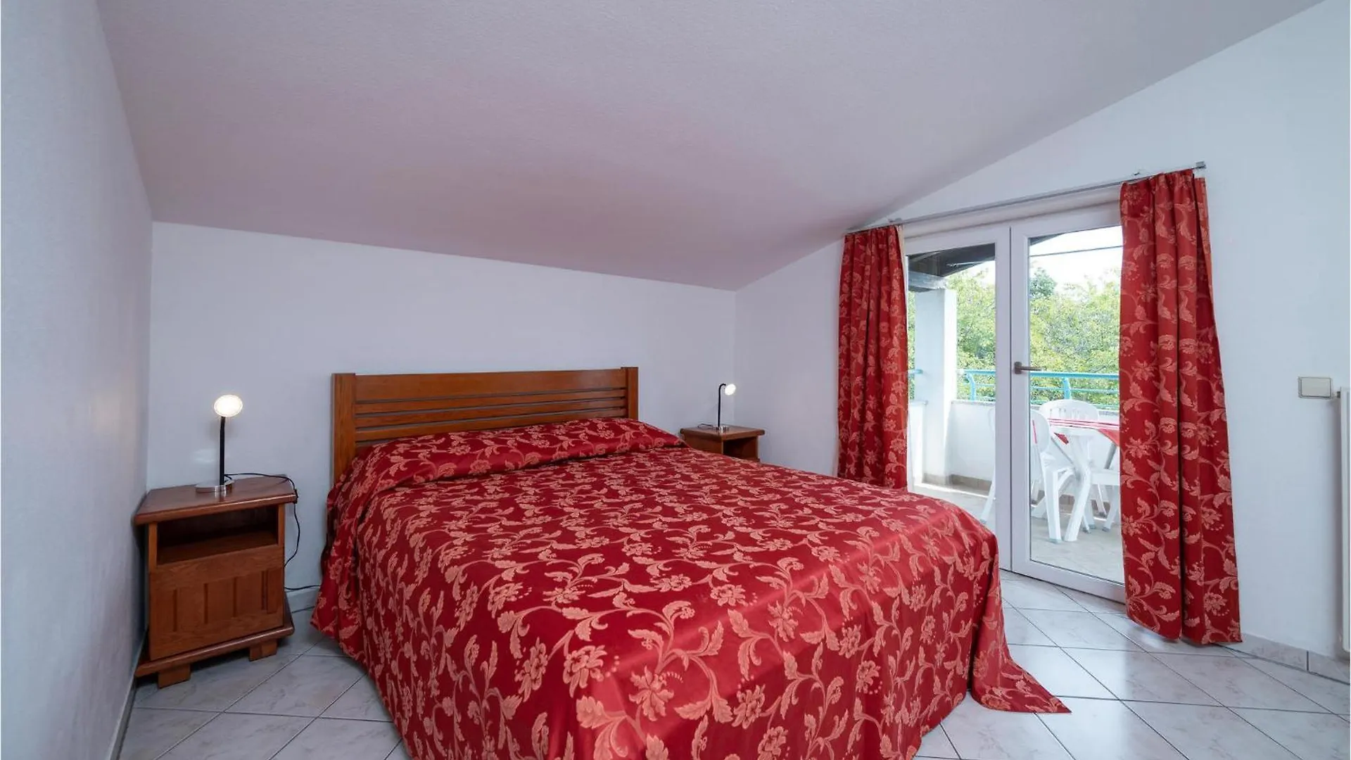 2 Bedroom Lovely Apartment In Πούλα