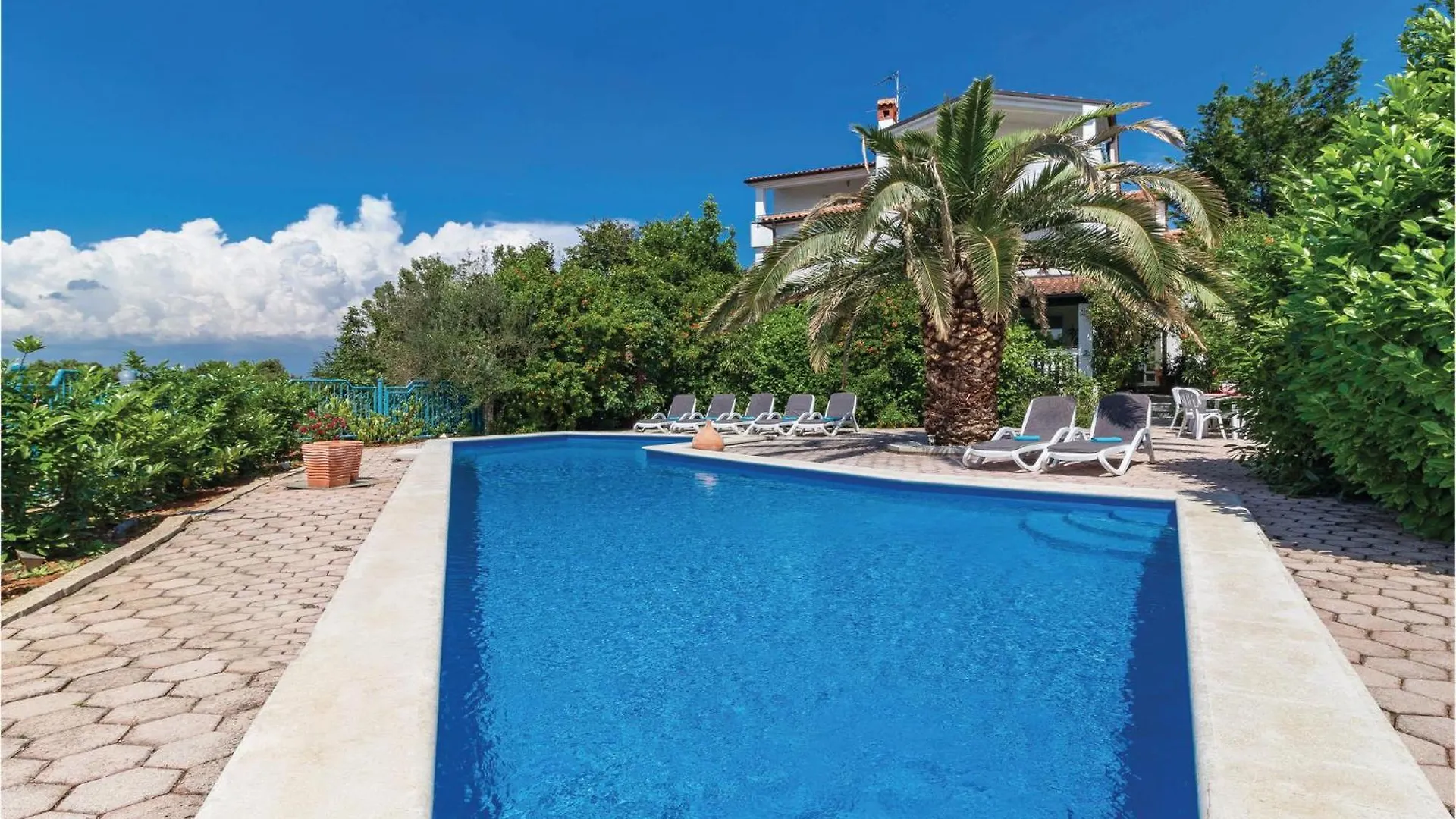 2 Bedroom Lovely Apartment In Pula