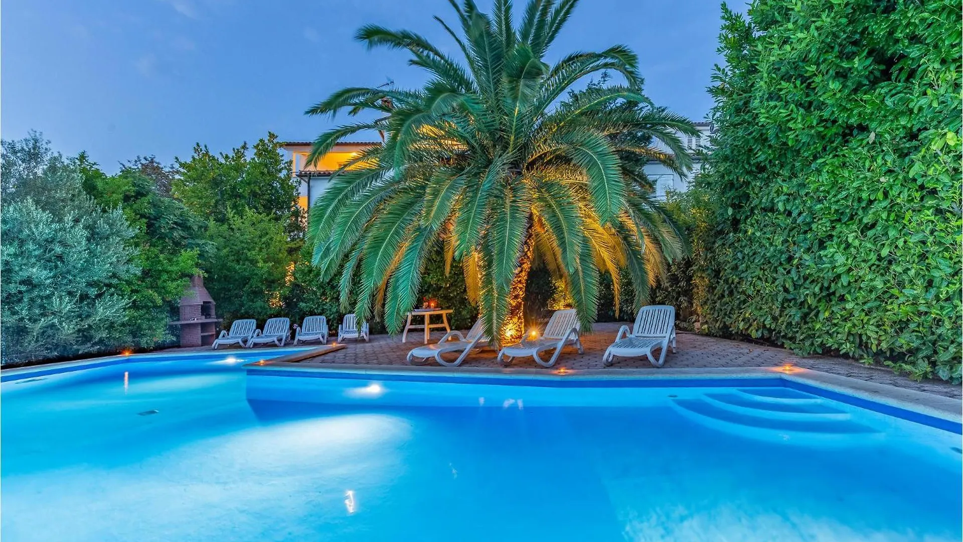 2 Bedroom Lovely Apartment In Pula 0*,