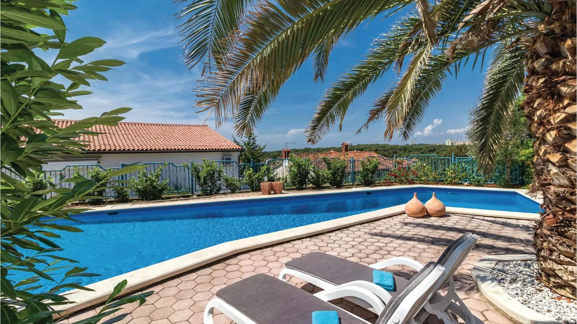 2 Bedroom Lovely Apartment In Pula